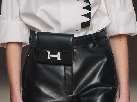 See Every Bag from the Hermès Fall 2019 Runway Show Hermes Belt Bag, Hermes Fashion Show, Belt Bag Outfit, Louise Vuitton, Hermes Kelly 25, Chanel Classic Flap Bag, Hermes Belt, Classic Flap Bag, Hermes Constance