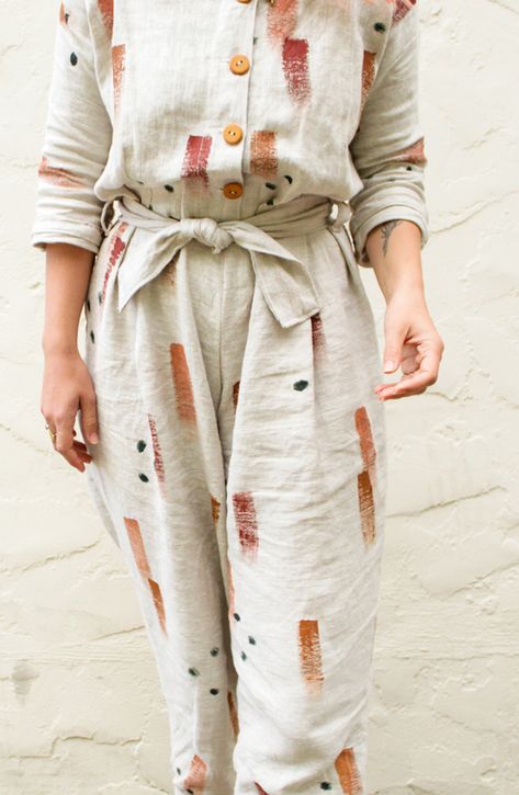 Hand Painted Linen Dress, Hand Painted Textile, Painted Jumpsuit, Painted Textiles, Hand Painted Clothes, Quilt Clothing, Kimono Ideas, Hand Painted Linen, Painted Fashion