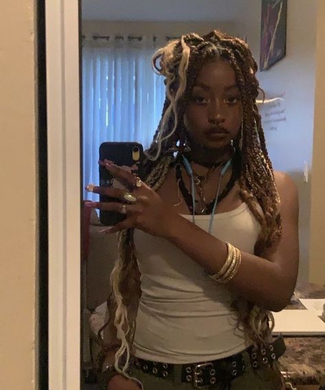 Black Anime Pfps For Discord, Braids With Blonde Highlights, Brown And Blonde Braids, Y2k Hairstyles Black Women, Braids Y2k, Cute Box Braids, Pic Inspiration, Y2k Hairstyles, Cute Box Braids Hairstyles