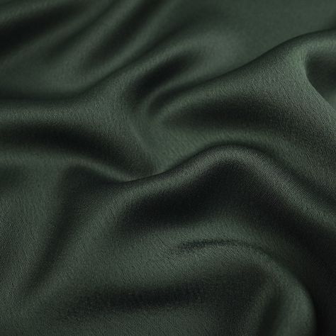 Ce tissu crêpe envers satin vert sapin a un superbe tombé recherché. Vous l'adorez en robes élégantes, en pantalon ou combinaison fluide. Il est splendide avec un magnifique tombé lourd.  Ce tissu a la particularité d'avoir un endroit satiné brillant et un envers crepe mat.  Il est possible de l'utiliser d'un côté ou de l'autre, en fonction du projet final : le côté satin est souvent utilisé pour des vêtements plus habillés ou élégants. On peut également a Satin