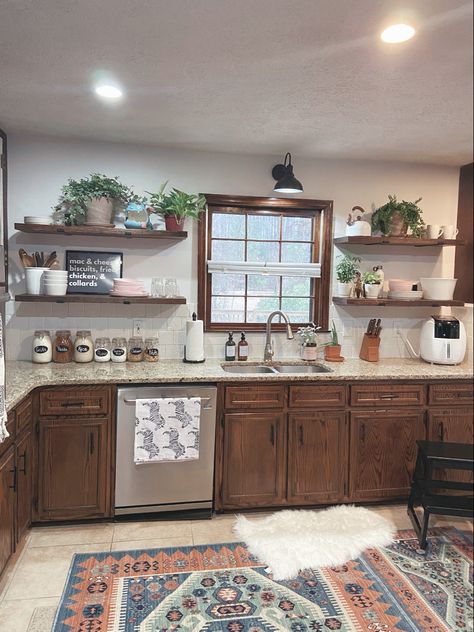 Black And Wood Kitchen Cabinets Open Shelves, Red Wood Kitchen Cabinets, Black And Wood Kitchen Cabinets, Red Oak Cabinets, Open Shelving Kitchen Cabinets, Kitchen With Open Shelves, Kitchen Cabinets Open, Kitchen Black Counter, Small Open Kitchens