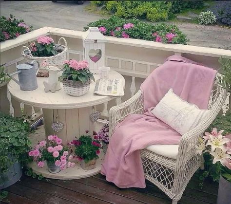 My Crooked Path on Facebook Jardin Style Shabby Chic, Dorms Decor, Shabby Chic Decorating, Shabby Chic Colors, Balkon Decor, Spool Tables, Styl Shabby Chic, Majlis Perkahwinan, Decoration Shabby