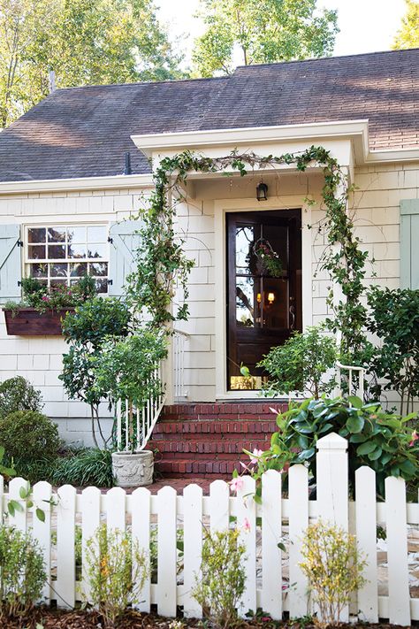 A Picture Perfect Spring Cottage - Cottage Journal Exterior Cottage, Picket Fences, Southern Cottage, Classic Cottage, Storybook Cottage, Cottage Exterior, Country Cottage Decor, Cottage Style Homes, Beach Cottage Decor