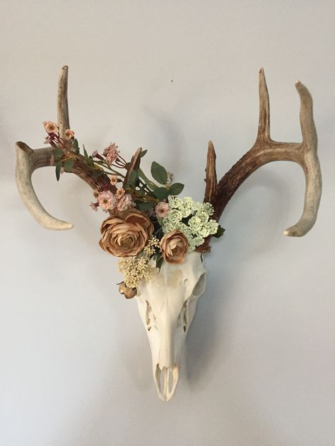 European mount with flowers. A classy way to “girl up” a masculine hobby. Farmhouse Skull Decor, Elk Head Decor, Skull Mounts Ideas Deer, European Deer Head Mount Ideas, Animal Skull Wall Decor, European Wall Mount Deer Skulls, European Mount Ideas Rustic, Decorating With European Mounts, Boho Cow Skull Decor