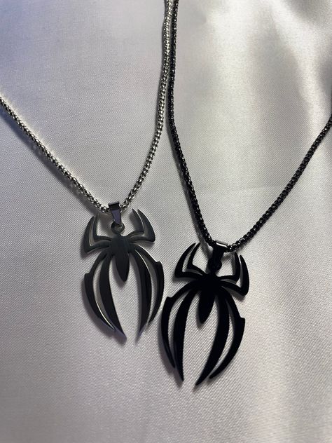 Spider-man black and silver stainless steel necklaces. Cool Men Jewelry, Boy Jewelry, Silver Necklace For Halloween Streetwear, Spider Man Beaded Necklace, Spider Man Things, Spiderman Necklace, Necklace For Men, Mjs Necklace Spiderman, Jewelry For Men