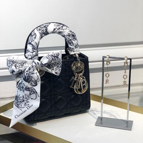 Dior Brand, Dior Purse, Luxury Tote Bags, Luxury Bags Collection, Black Lady, Womens Designer Bags, Bow Bag, Girly Bags, Luxury Purses