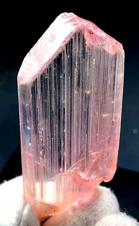 Geode Rocks, Kunzite Crystal, Earth Gift, Pink Kunzite, Antique Stone, Gemstone Meanings, Quartz Geode, Crystal Therapy, Mineral Stone