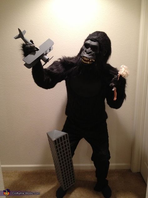 Mateo: This is my KING KONG costume. I didn't want to look like just another monkey suit costume,and I wanted to get as close to the real deal as possible and... King Kong Costume, Adult Costumes Diy, Costumes For Adults, King Costume, Homemade Costume, Costume Works, Homemade Halloween Costumes, Fall Stuff, Dark Dress