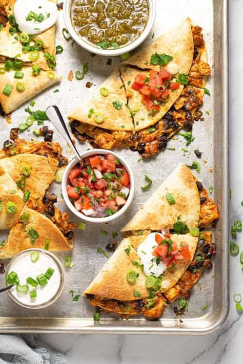 These shredded chicken oven quesadillas can be thrown together in just 10 minutes with 10 simple ingredients. If you're feeding a crowd, these sheet pan quesadillas are a MUST. They are loaded with all your favorite flavors and are a breeze to throw together! Oven Quesadillas, Baked Quesadilla, Chicken Fajita Quesadillas, Sheet Pan Quesadillas, Baked Ziti With Ricotta, Chicken Oven, Chicken Quesadilla Recipe, Mexican Flavors, Baked Ziti Recipe