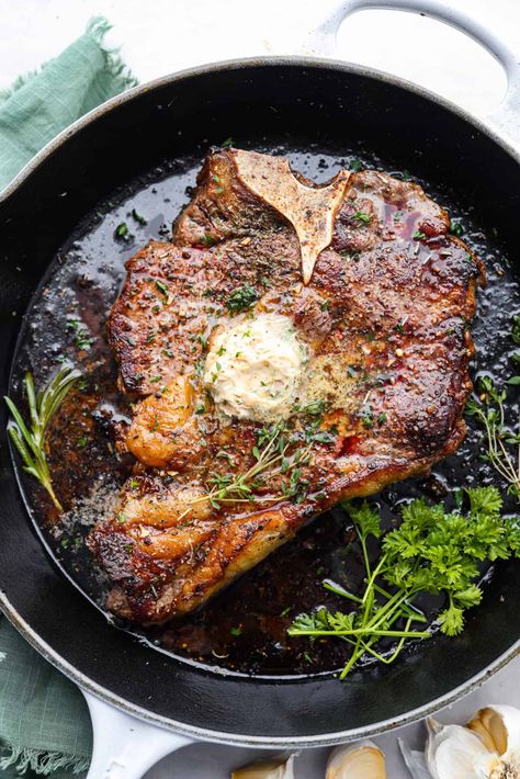 Indulge in the ultimate T-bone steak experience with this recipe! It takes an already awesome cut of meat and cooks it to perfection. The mix of olive oil, spices, and a hot skillet gives you a beautifully seared crust. Top it off with some garlic butter and fresh herbs, then you have the perfect meal ready for any occasion! Delmonico Steak, Steak In Oven, Steak And Potatoes, Easy Steak Recipes, Easy Steak, T Bone Steak, Steak And Mushrooms, Garlic Butter Steak, Diner Recept