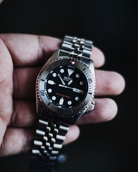 A simple mod makes all the difference Photo credit goes to @friscoflohorology Featured Lucius Atelier Mod(s): 1. SKX013 Steel Bezel Insert - Red Submariner Follow @luciusatelier for daily mods content Prestigious Quality SEIKO Mod Parts SHOP HERE LuciusAtelier.com Free DHL Worldwide Delivery #seiko #seikomod #seikomoddiscovery #seikoparts #seikowatch #seikowatches #dailywatch #instawatch #watchaddict #watchesofinstagram #watchmod #watchmodding #watchmodification #watchparts #watch Seiko Samurai Mod, Seiko Skx007 Mod, Seiko Ssc813, Seiko Swr053, Seiko Mod, Seiko 5 Military, Seiko Watches, Photo Credit, Rolex