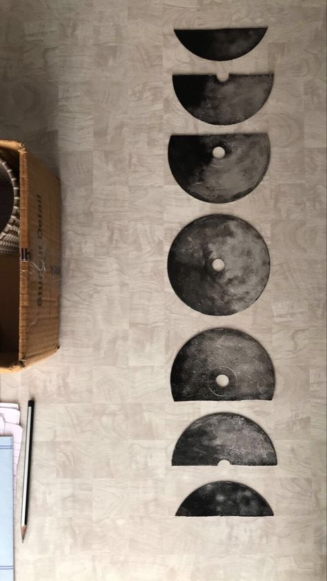 Used old CDs to make the phases of moon. Art With Old Cds, Dvd Decor, Things To Make Out Of Old Cds, Old Cds Crafts, Decorating Cds, Things To Do With Old Cds, Things To Do With Cds, Moon Phase Diy Decor, Cds On Wall