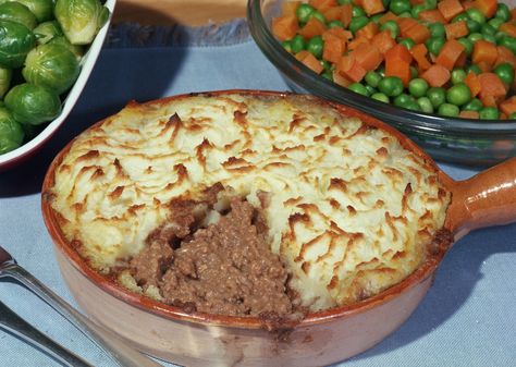 Shephards Pie Recipe, Crusted Prime Rib Recipe, Christmas Breakfast Casserole, Old Fashioned Bread Pudding, Shepards Pie, Christmas Dinner Menu, Cottage Pie, Shepherd's Pie, Exotic Food