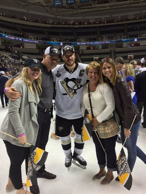 Kathy Leutner, Hockey Wife, Ice Hockey Players, Sidney Crosby, Penguins Hockey, Pittsburgh Penguins, Hockey Players, Ice Hockey, Penguins