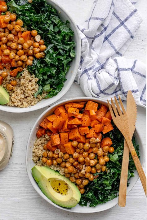 Quinoa Buddha Bowl, Buddha Bowl Vegan, Cursed Doodles, Vegan Buddha Bowl, Healthy Bowls Recipes, Vegan Quinoa, Crispy Chickpeas, Healthy Bowls, Tahini Dressing