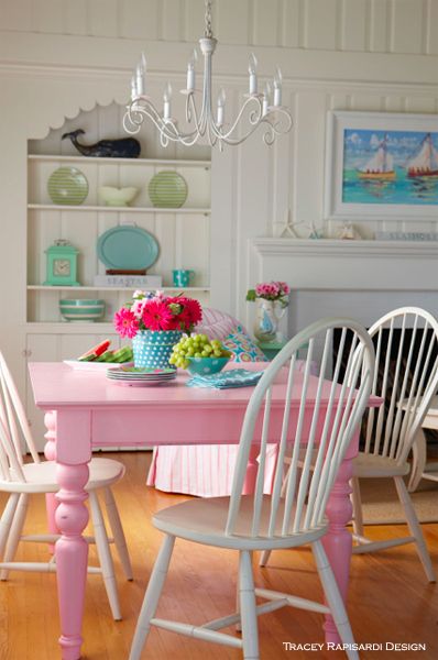 A hot pink dining table with white Windsor bow back chairs add classic cottage style. Pink Dining Rooms, Outfit Recipes, Fruit Bars, Beach Living Room, Nails Outfit, Tulum Wedding, Cottage Style Decor, Style Cottage, Beach Cottage Decor