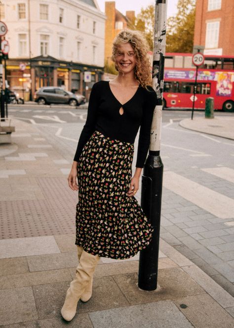 Sezane Skirt, Sezane Clothing, Sezane Fall 2022, Sezane Sandy Skirt, Feminine Winter Outfits, Sezane Mini Skirt, Midi Rock Outfit, Sezane Floral Dress, Black And Red Roses