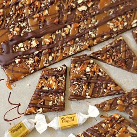 Turtle Bark Recipe, Turtle Bark, Lunch Lady Peanut Butter Bars, Graham Cracker Toffee, Rocky Road Fudge, Toffee Crunch, Cracker Toffee, How To Melt Caramel, Pecan Rolls