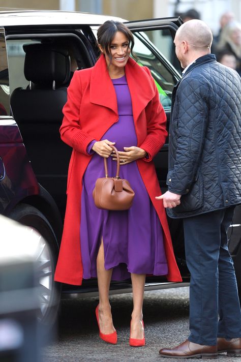 BIRKENHEAD, UNITED KINGDOM - JANUARY 14:  Meghan, Duchess of Sussex meets members of the public during a visit of Birkenhead at Hamilton Square on January 14, 2019 in Birkenhead, UK.  (Photo by Karwai Tang/WireImage) via @AOL_Lifestyle Read more: https://www.aol.com/article/entertainment/2019/04/20/meghan-markle-is-due-any-day/23714845/#slide=7510166#fullscreen?a_dgi=aolshare_pinterest Cognac Bag Outfit, Purple Bag Outfit, Cognac Bag, Desmond Tutu, Meghan Markle Style, Style Rules, Bag Outfit, Outfit Red, Purple Bag