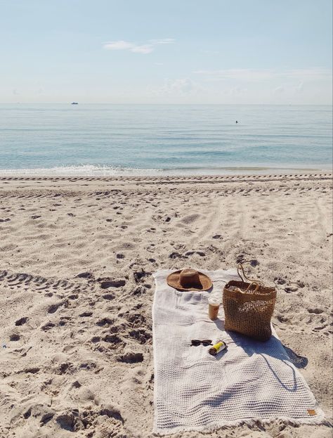 Aesthetic Beach Bag Towel Tanning Sand Ocean Summer 2022 Beach Blanket Aesthetic, Beach Towels Aesthetic, Baguette Bag Aesthetic, Aesthetic Beach Towel, Beach Towel Aesthetic, Aesthetic Beach Bag, Beach Bag Aesthetic, England Summer, England Beaches