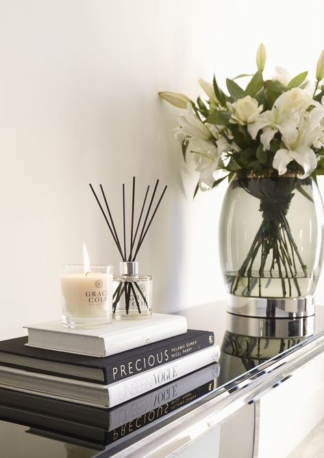 Reed Diffuser Decor, Table Decor Living Room, Home Design Living Room, Apartment Decor Inspiration, Decor Home Living Room, Luxury Candles, Decorating Coffee Tables, Decoration Table, 인테리어 디자인