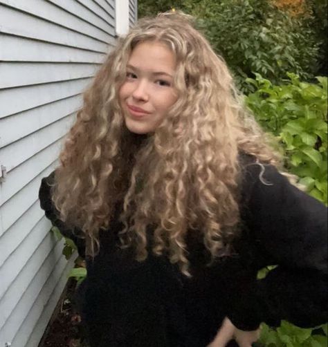 Curly Blonde Face Claim, Blonde Curly Hair Face Claim, Blond Hair Aesthetic, Madeline Hatter, Blonde Natural Hair, Blonde Hair Green Eyes, Blonde Curly Hair, Curly Hair Inspiration, Dream Hair