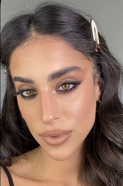 Natural Black Tie Makeup, Wedding Make Up For Brown Eyes Glam, Moody Wedding Makeup Brown Eyes, Minimal Smokey Eye Makeup, Expresso Makeup Look, Smokie Eye Makeup, Simple Black Smokey Eye, Evening Makeup For Brown Eyes, Simple Black Eye Makeup