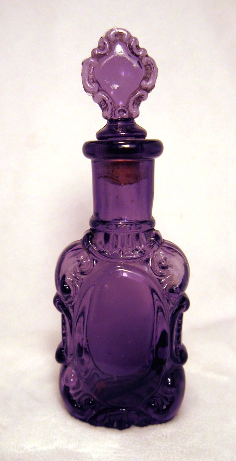 Antique Perfume Bottle Sun Purple circa 1880's. Even has the original cork! Witchy Knick Knacks, Purple Antique Aesthetic, Purple Perfume Aesthetic, Bottle Reference, Purple Objects, Vintage Items Antiques, Purple Bottles, Antique Trinkets, Fancy Bottles