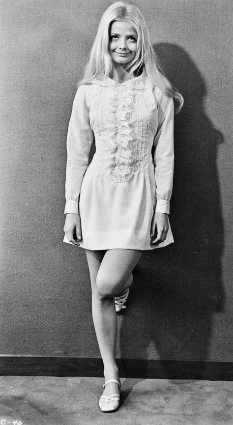 Ewa Aulin, Style Année 60, Olivia Hussey, Jean Shrimpton, Dolly Fashion, 60s And 70s Fashion, Sharon Tate, Priscilla Presley, Catherine Deneuve