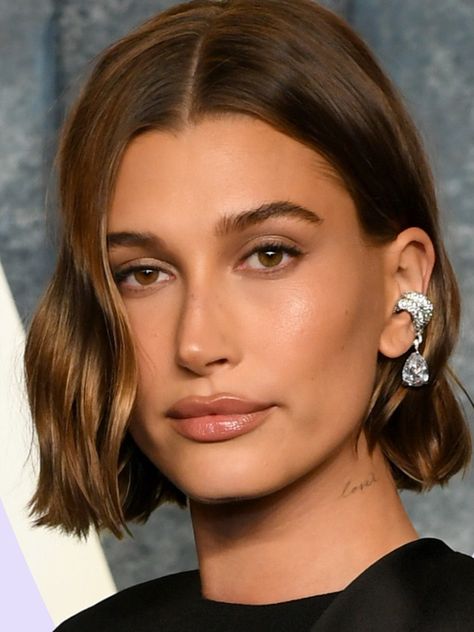 Hailey Bieber has been sticking to a semi-styled, relaxed hair look ever since getting her bob cut in in January. Taking to his Instagram Stories, Hailey's hair stylist dropped a behind the scenes of the stylers he used on Hailey's hair. And, the even better news is the trio of John Frieda products each come in at under £7. Hailey Bieber Bob, Wavy Bob Haircuts, Honey Brown Hair, Chin Length, Wavy Bob Hairstyles, Fall Hair Trends, Brown Hair With Blonde Highlights, Short Bob Haircuts, Brown Hair With Highlights