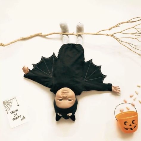 This post lists 29 of the best Baby Halloween Photoshoot Ideas. Boo! Halloween is just around the corner, and as a fellow mom, I know firsthand how thrilling it is to celebrate baby’s first Halloween. Finding the perfect costume for a Halloween photoshoot is a great way to incorporate baby in their first Halloween. It’s […] Halloween For Newborn, Newborn First Halloween Photo Shoot, Newborn Witch Costume, Family Newborn Costumes, Newborn Photoshoot Halloween, Newborn Halloween Picture Ideas, 1 Month Halloween Costume, Halloween Ideas For Newborns, Halloween Kid Picture Ideas