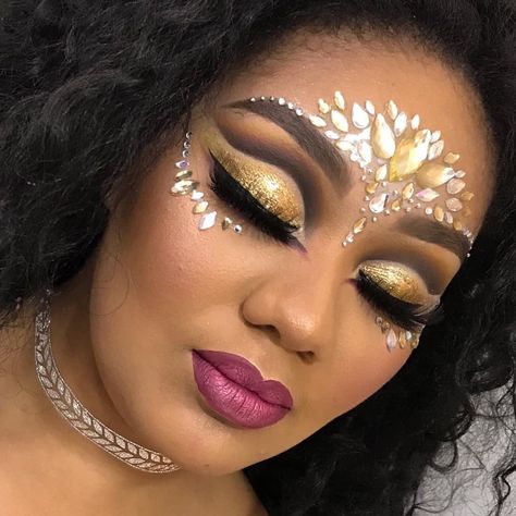 Makeup With Face Jewels, Carnival Makeup Caribbean, Prettiest Makeup, Festival Face Jewels, Gem Makeup, Make Carnaval, Glitter Bar, Face Rhinestones, Festival Makeup Glitter