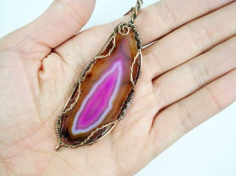 necklace-natural-stone-gate-slice-wire-wrapped-natural-stone-agate-4 Wire Wrap Agate Slice, Jean Jewelry, Wire Projects, Wire Pendants, Bead Ideas, Wire Pendant, Agate Slice, Wrapped Jewelry, Wire Art