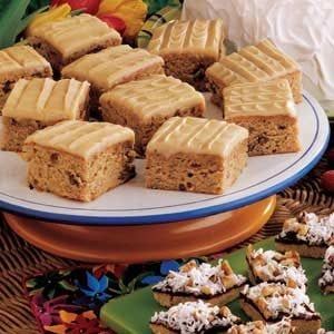 Banana Snack Cake Dobash Cake, Banana Snack Cake, Snack Cake Recipe, Banana Buttermilk, Smores Cake, Eating Better, Banana Cake Recipe, Caramel Frosting, Warm Cake