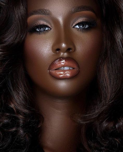 Model: i_amsilla_ Chocolate Shot, Winter Eye Makeup, Light Skin Makeup, African American Makeup, Brown Hair Shades, Black Women Makeup, Dark Skin Beauty, Black Makeup, Dark Makeup