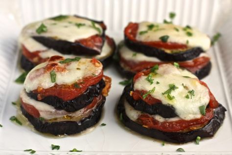 Grilled Eggplant Recipes, Fresh Mozzarella Recipe, Tomato And Mozzarella, Eggplant Recipes Easy, Simple Dishes, Eggplant Zucchini, Mozzarella Recipes, Eggplant Dishes, Baked Tomatoes