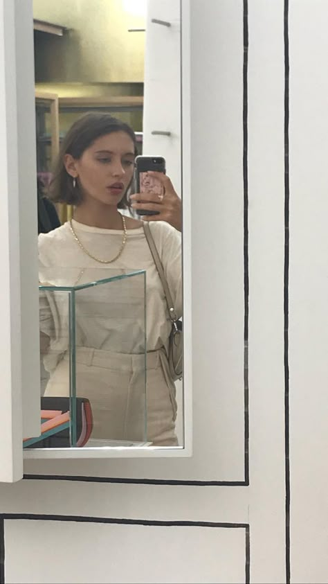 Iris Law🍋 Estilo Madison Beer, Iris Law, Cream Pants, Pants White, Just Girl Things, Ig Stories, Mirror Mirror, It Girls, White Tee