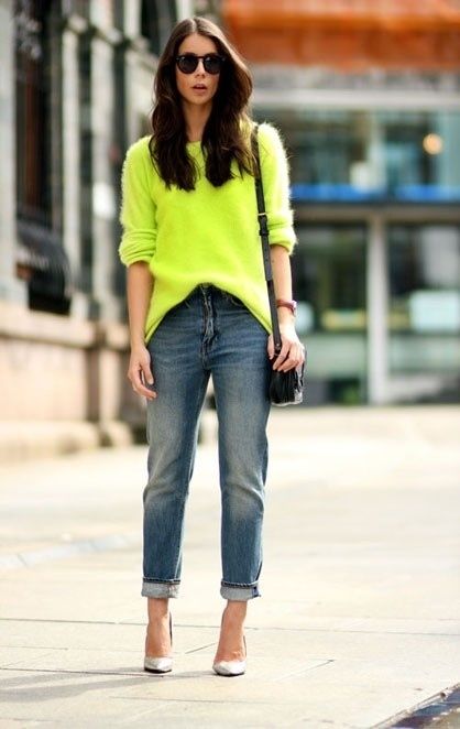 A neon sweater seems overwhelming, but looks cool and casual with boyfriend jeans. | 32 Perfect Fall Outfits Green Sweater Outfit, Chunky Knit Sweater Dress, Neon Sweater, Neon Shirts, Neon Outfits, Perfect Fall Outfit, Neon Fashion, Moda Chic, Yellow Sweater