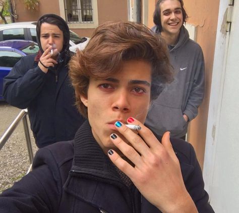 Some guys love to show off their manis with cigarettes. 80s Girl Fashion, Goth Mens Fashion, 80s Rock Fashion, Men Wearing Makeup, 80s Mens Fashion, Men Nail, Mens Manicure, Nail Polish Dry Faster, Men Nail Polish