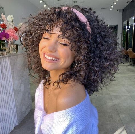 Layered Curly Hair Middle Part, Curly Side Part With Bangs, 3b Bangs, Medium Curly Hair With Bangs, Curly Hair With Bangs Hairstyles, Curly Hair Beauty, Natural Curly Hair Cuts, Cute Curly Hairstyles, Short Curly Haircuts