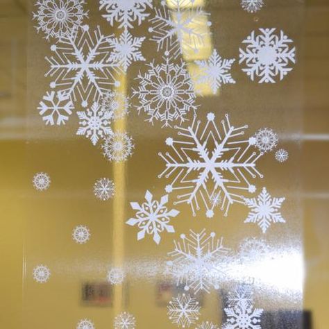 39" Snowflake Border Decals Snowflake Border, Christmas Window Painting, Holiday Window Display, Store Window Displays, Winter Window, Christmas Window Decorations, Window Cling, Paper Snowflakes, Diy Christmas Cards