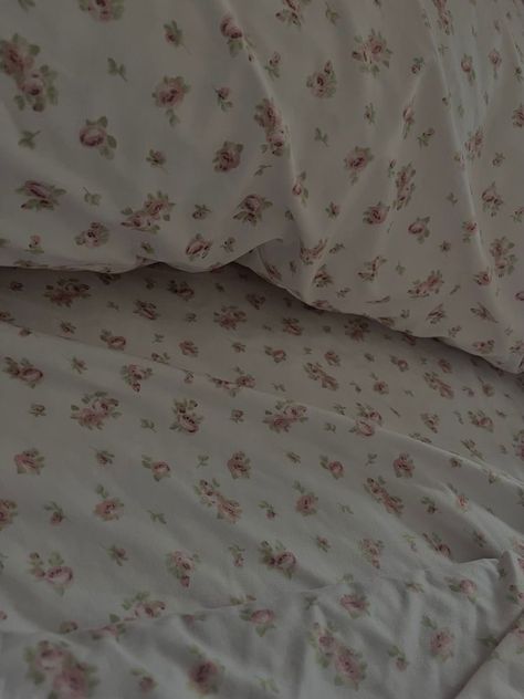 Rose bedding coquette bedding Flower Bedspread Aesthetic, Coquette Bedspread, Floral Bed Sheets Aesthetic, Coquette Sheets, Dark Bed Sheets, Fancy Bed Sheets, Rose Petals Aesthetic, Petals Aesthetic, Bed Sheets Aesthetic