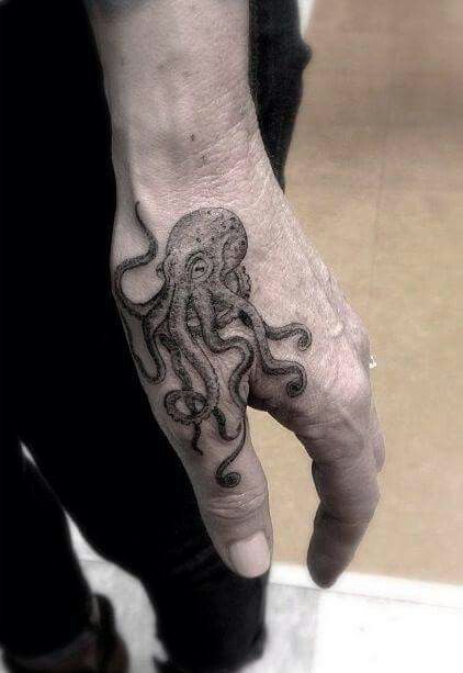 Font Tato, Octopus Tattoo Design, Octopus Tattoos, Pretty Hand Tattoos, Hawaiian Tattoo, Tattoos Geometric, Octopus Tattoo, Tattoo Girls, Small Hand Tattoos