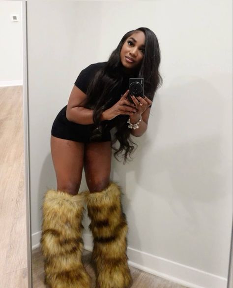 Fur Boots Photoshoot, Fur Boots Outfit Black Women, Fur Boots Outfit, Club Outfits Clubwear, Winter Outfits Black Women, Planned Outfits, Mirror Flicks, Black Boots Outfit, Casual Couture