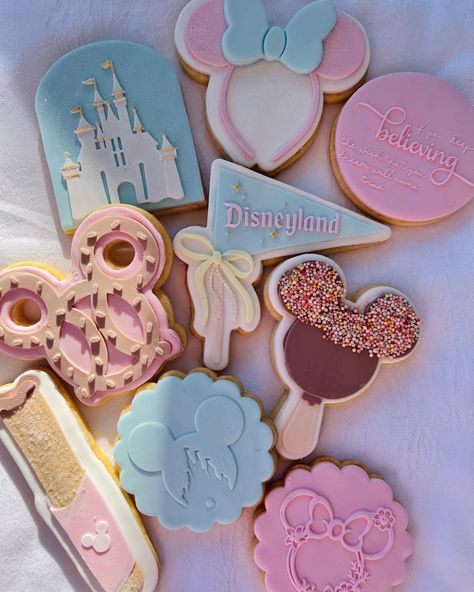 DISNEYLAND 🏰🩷 . . . Inspo by the amazing @bikkiesbyb #disneyland #echuca #echucacookies #minnie #minniecookies #mickey #dream Disneyland Cookies, Disneyland Cake, Minnie Mouse Birthday Decorations, Disneyland Birthday, Mickey Theme, Onederland Birthday Party, Disney Birthday Party, Disney Theme Party, Disney Baby Shower