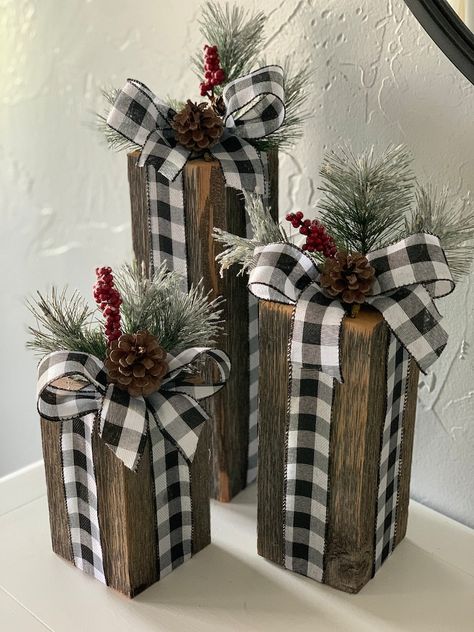 Post Crafts, Wreaths For Front Door Diy, Dollar Tree Diy Christmas, Front Door Diy, Black Christmas Decorations, Primitive Christmas Decorating, Christmas Wreaths Ideas, Christmas Boxes, Box Decor