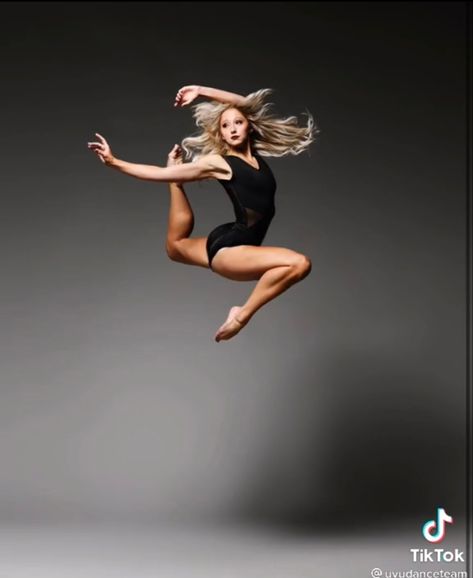 Dance Jump Poses For Pictures, Advanced Dance Poses, 3 Person Dance Poses, Dance Poses For Photo Shoots, Modern Dance Photography Poses, Dance Model Poses, Jump Dance Poses, Jumping Dance Poses, Dance Jumps Photography