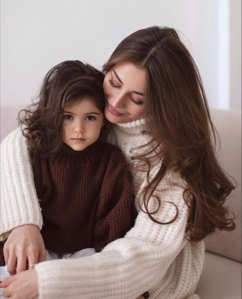 Mom And Daughter Aesthetic, White Maryjane, Mother And Daughter Aesthetic, Pretty Mom, Daughter Aesthetic, Mommy Daughter Photoshoot, Mommy Photos, Moms And Daughters, Daughter Photography