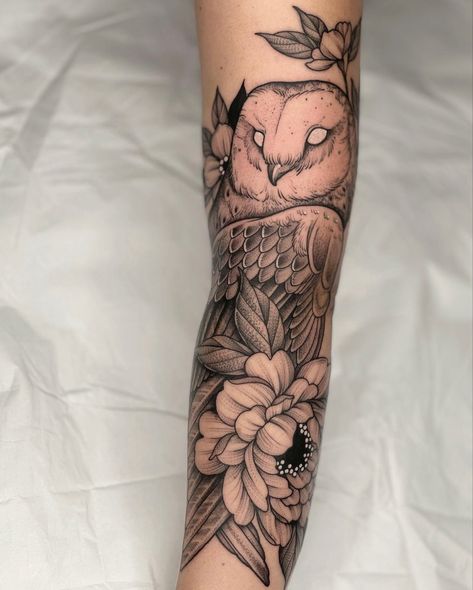 Dagger Tattoo Feminine, Feminine Taurus Tattoo, Feminine Dagger Tattoo, Taurus Tattoo Designs, Harp Tattoo, Tattoo Bein Frau, Feminine Anchor Tattoo, Feminine Goth, Owl Tattoo Sleeve