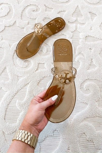 Tory Burch Sandals Outfit, Tory Burch Mules, Tory Burch Jelly Sandals, Tory Burch Slippers, Pretty Sandals, Sandals Outfit, Tory Burch Sandals, Hype Shoes, Girly Shoes